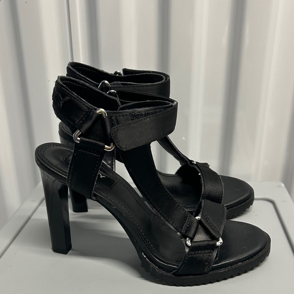 DKNY